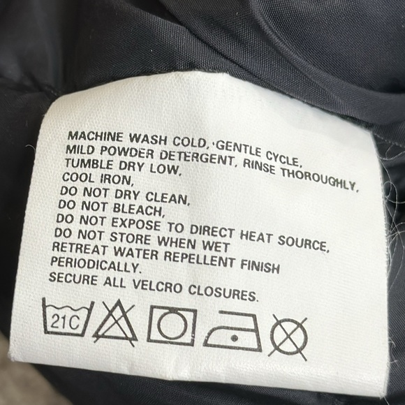 The north face woman purple puffer vest size Xsmall outdoors walking - Picture 10 of 11